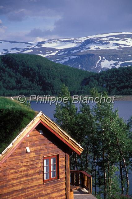 norvege 07.JPG - Maison typique en bois devant un lacGol, Norvège